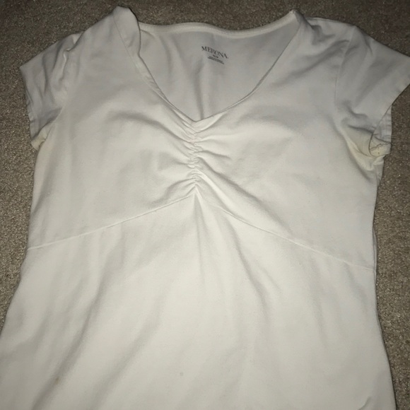 A plain white T-shirt - Picture 1 of 1
